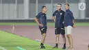 Asisten pelatih timnas senior Alex Pastoor (kanan) sempat hadir berbincang dengan Vanenburg sebelum melihat sesi latihan dari sisi lapangan. (Liputan6.com/Helmi Fithriansyah)