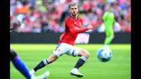 Pemain Manchester United, Mason Mount, mengontrol bola dalam pertandingan ujicoba melawan  Olympique Lyon yang berlangsung di di Stadion Murrayfield, Rabu (19/07/23). (AFP/Andy Buchanan)