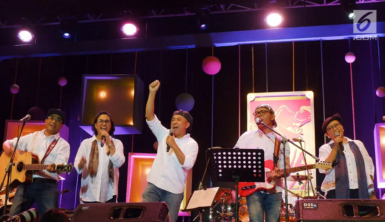 Penampilan grup musik Elek Yo Band yang beranggotakan para menteri Kabinet Kerja Jokowi-JK di Java Jazz Festival 2018, di JIExpo Kemayoran, Jumat (02/3). Tampil di Hall B1 para menteri ini tampil membawakan 4 lagu. (Liputan6.com/Pool/Joan)