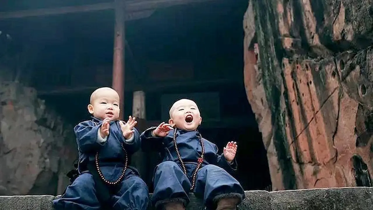 2 Biksu Kecil Ini Menghebohkan Internet Setelah Kunjungi Beberapa