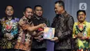 Chief Content Officer (COO) Kapanlagi Youniverse Wens Manggut (kedua kiri) memberikan buku merdeka.com Beauty of Indonesia kepada Deputi Bidang Komunikasi Informasi dan Aparatur Koordinator Bidang Politik Hukum Dan Keamanan Marsda TNI Arif Mustofa pada acara Merdeka Awards 2023 di SCTV Tower, Jakarta, Rabu (30/8/2023). Apresiasi dan penghargaan ini diharapkan menjadi penyemangat bagi semua pihak agar terus berinovasi dan menginspirasi untuk Indonesia. (merdeka.com/Imam Buhori)