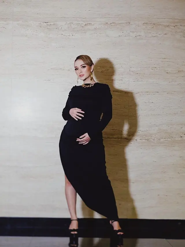 6 Potret Zaskia Gotik Pamer Baby Bump yang Makin Membesar saat Manggung