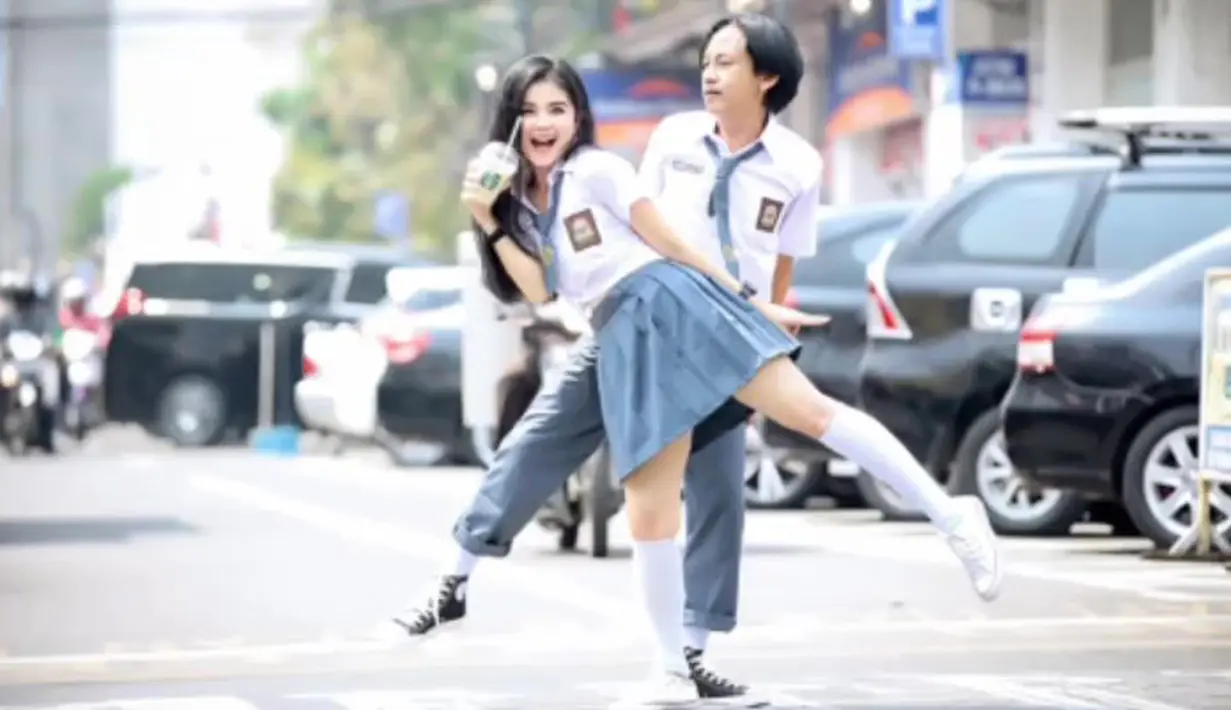 Terpaut usia 19 tahun lebih muda, istri Epy Kusnandar juga tampil menawan dalam balutan seragam putih abu-abu. (FOTO: instagram.com/karinaranau9)