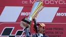 MotoGP 2015. Dua pembalap Yamaha, Valentino Rossi dan Jorge Lorenzo saling bersaing merebut gelar juara dunia MotoGP 2015. Sebelum seri ke-18 alias seri terakhir di MotoGP Valencia, Valentino Rossi masih memimpin dengan 312 poin, sementara Jorge Lorenzo mengoleksi 305 poin. Pada seri ke-17 di Malaysia, Valentino Rossi dianggap menendang sang rival dan akhirnya dihukum start di posisi buncit di seri terakhir. Valentino Rossi pun akhirnya hanya finis di posisi ke-4 di MotoGP Valencia, sementara Jorge Lorenzo menjadi kampiun, sekaligus menjadi juara dunia usai melewati perolehan poin Valentino Rossi, 330 berbanding 325. (AFP/Javier Soriano)