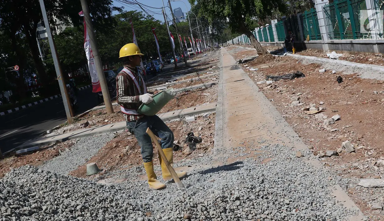 Pekerja menyelesaikan pembuatan trotoar di kawasan Senayan, Jakarta, Senin (28/8). Pembuatan trotoar dilakukan dalam rangka menyambut event Asian Games 2018 mendatang yang akan digelar di Jakarta dan Palembang. (Liputan6.com/Immanuel Antonius)