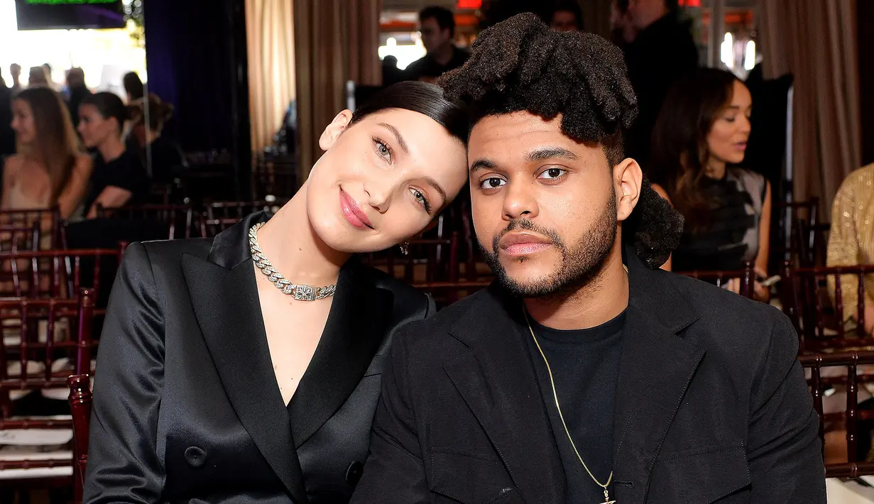 Saksi mata mengatakan bahwa Bella Hadid bermesraan di pangkuan The Weeknd. (People)