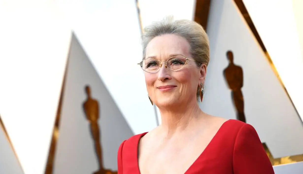 Tak bisa dipungkiri bahwa Meryl Streep memang tampil cantik di Oscar 2018. Namun, sadarkah kamu bahwa ia sedikit mirip salah satu tokoh film Shrek? (Getty Image/Cosmopolitan)