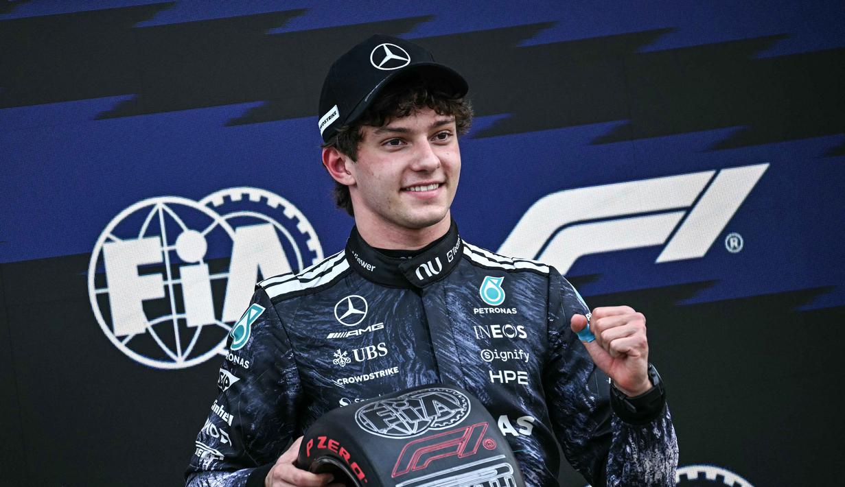 Pembalap Mercedes AMG Petronas asal Italia, Kimi Antonelli, berpose dengan penghargaan pole position setelah sesi kualifikasi Formula 1 GP Jepang 2026 di Sirkuit Suzuka, pada Sabtu (28/3/2026). (Philip FONG/AFP)