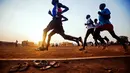 Para atlet Sudan Selatan berlatih di Buluk Athletics Track di Juba, Sudan. Sudan Selatan akan ambil bagian dalam Olimpiade 2016 di Rio de Janeiro, Brasil, untuk pertama kalinya setelah merdeka. (AFP/Albert Gonzalez Farran)