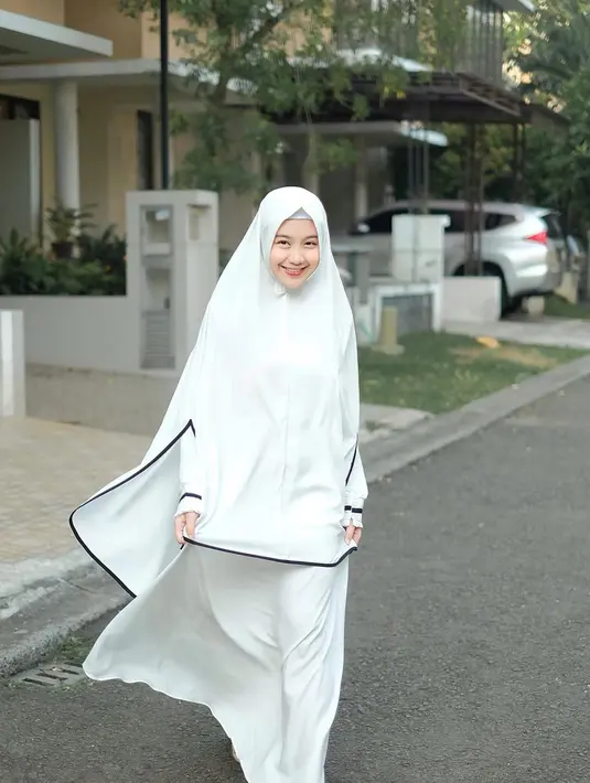 Beberapa momen penting seperti hari Iduladha, Ghea Indrawari selalu berpenampilan memakai hijab serta busana muslim. Busana muslim perempuan 23 tahun yang serba putih ini semakin memancarkan aura kecantikannya. (Liputan6.com/IG/@gheaindrawari)