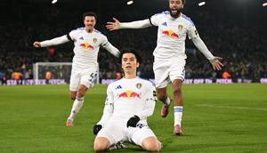 Pemain Leeds United, Ao Tanaka melakukan selebrasi setelah mencetak gol debutnya di tim dalam laga lanjutan Liga Inggris 2025/2026 melawan Chelsea di Elland Road, Leeds, Inggris, Rabu (03/12/2025). (AFP/Oli Scarff)