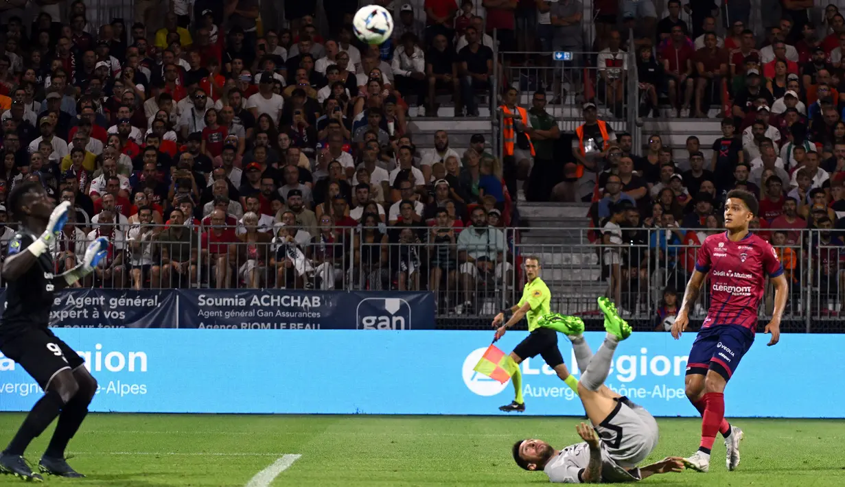 Lionel Messi berhasil menambah keunggulan PSG menjadi 5-0 lewat tendangan akrobatiknya. Berawal dari umpan Leandro Paredes, La Pulga berhasil mengontrol bola lewat dadanya lalu diteruskan dengan salto. (AFP/Jean-Philippe Ksiazek)