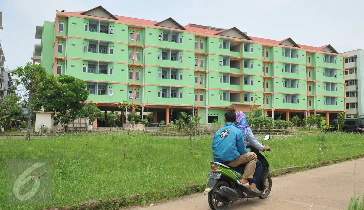 Warga melintas di Rusun Marunda Cluster A Blok A11, Jakarta, Senin (22/2). Warga kecamatan Penjaringan kalijodo akan dipindahkan ke rusun Marunda. (Liputan6.com/Gempur M Surya)