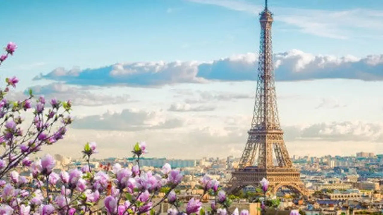 ilustrasi Menara Eiffel, Paris.