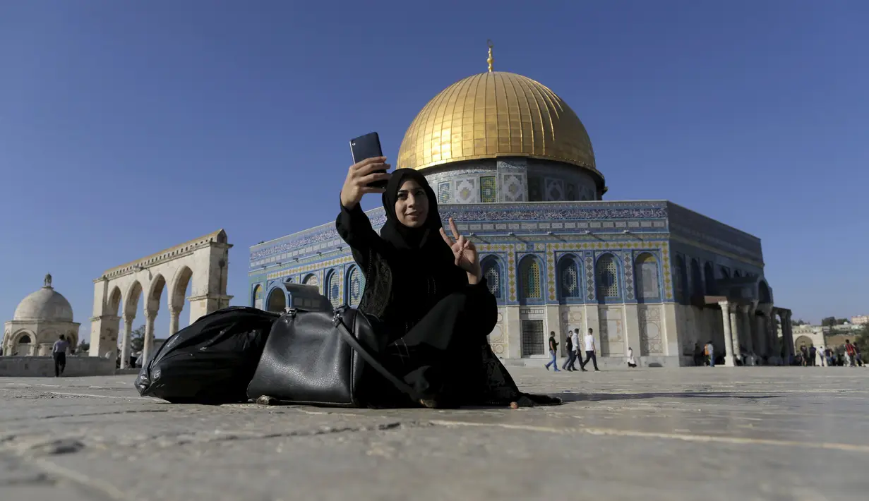 Nura Hassan (17), berfoto selfie saat berkunjung ke kubah Ash-Shakhrah di area Masjid Al-Aqsa, Yerusalem, 29 Juni 2015. (REUTERS/Ammar Awad)