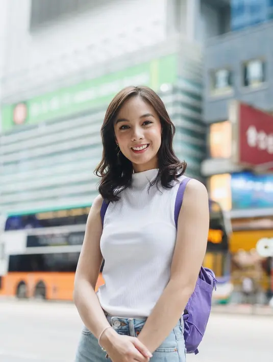 Mantan kekasih Verrell Bramasta ini kerap tampil anggun di berbagai kesempatan. Namun saat liburan kali ini, Nasya tampil simpel dengan turtleneck tank top warna putih yang dipadukan dengan celana jeans. Meski sederhana, ia tetap terlihat cantik. (Liputan6.com/IG/@nasyamarcella)