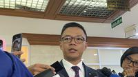 Menteri Luar Negeri Sugiono saat menjawab pertanyaan wartawan di DPR. (Liputan6.com/Delvira Hutabarat)