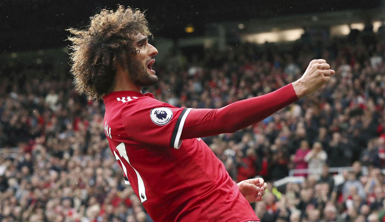 Gelandang Manchester United, Marouane Fellaini, melakukan selebrasi usai mencetak gol ke gawang Crystal Palace pada laga Premier League di Stadion Old Trafford, Sabtu (30/9/2017). Manchester United menang 4-0 atas Crystal Palace. (AP/Martin Rickett)