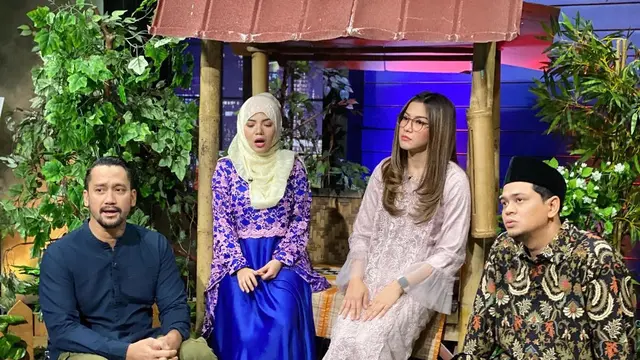 Demo Pakai Bikini, Ini 7 Potret Dinar Candy Pakai Hijab yang Bersahaja