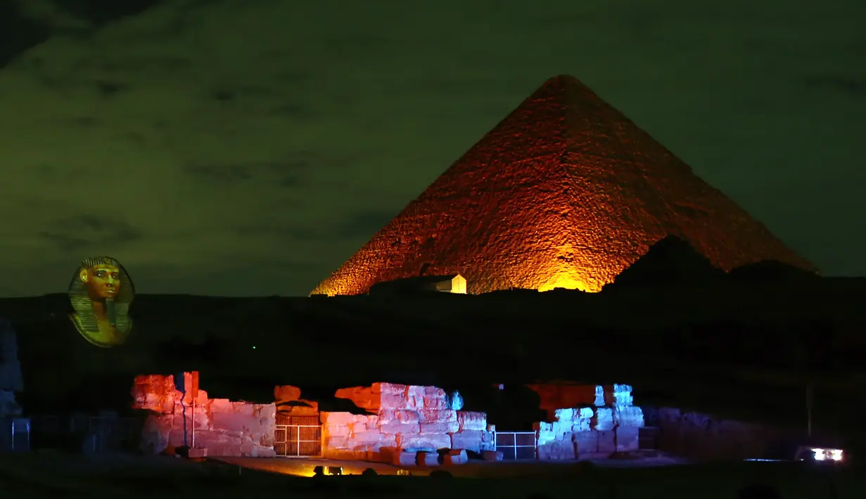 Piramida berwarna merah saat pertunjukan cahaya dan suara di Giza, Mesir, Kamis (23/1/2020). Pertunjukan tersebut digelar sebagai bagian dari perayaan Tahun Baru Imlek. (Xinhua/Ahmed Gomaa)