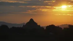 Siluet kuil kuno saat matahari terbenam di Bagan, distrik Nyaung U, Myanmar tengah, Rabu (8/12/2021). Bagan merupakan salah satu kota dari Kerajaan Pagan, yang memiliki 10.000 kuil Buddha. (AP Photo)