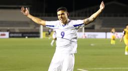 Kenshiro Daniels. Striker berusia 27 tahun yang sejak Maret 2022 bermain bersama United City FC di kasta tertinggi Liga Filipina ini total telah mencetak 3 gol dari 3 laga di ajang Piala AFF 2022 dan sementara menjadi top skor bersama tiga pemain lainnya. Bersama Timnas Filipina ia total telah tampil dalam 33 laga dengan torehan 4 gol. (affmitsubishielectriccup.com)