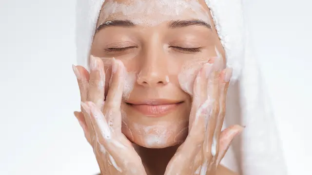 5 Kesalahan Mencuci Wajah yang Bikin Jerawatan, Jangan Sampai Terulang!