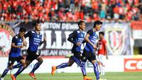 Bek kiri Arema Cronus, Ahmad Alfarizi merayakan gol yang dicetaknya ke gawang Bali United Pusam pada laga pembuka Bali Island Cup 2016 di Stadion I Wayan Dipta, Gianyar, Bali, Kamis (18/2/2016). (Bola.com/Kevin Setiawan) 