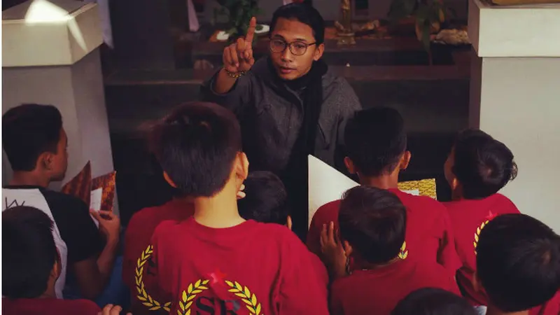 Kisah Gatot Gunawan, Tepis Mimpi demi Selamatkan Mental Anak-Anak di Lio Genteng Bandung