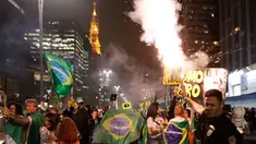 Demonstran merayakan keputusan Hakim Sergio Moro menjatuhkan hukuman ke mantan Presiden Brasil Luiz Inacio Lula da Silva, di Sao Paulo, Brasil, (12/7). Silva divonis bersalah atas tuduhan korupsi. (AP Photo/Andre Penner)