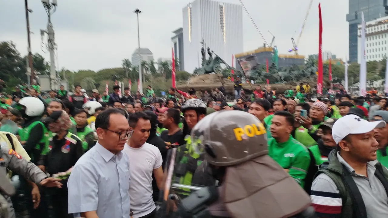 Perwakilan Kominfo menemui pengemudi ojol yang melakukan demo, Kamis (29/8/2024).