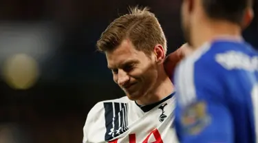 Bek Tottenham, Jan Vertonghen terlihat sedih usai timnya bermain imbang dengan Chelsea pada liga Inggris di Stamford Bridge, London, (3/5). Tottenham gagal meraih juara liga Inggris karena tertinggal 7 poin dari Leicester City. (Reuters/John Sibley)