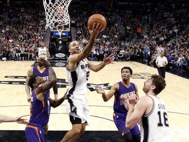 Pemain San Antonio Spurs, Tony Parker #9 melakukan tembakan saat dihadang para pemain Phoenix Suns pada laga NBA di AT&T Center, (28/12/2016). (Reuters/Soobum Im-USA TODAY Sports)