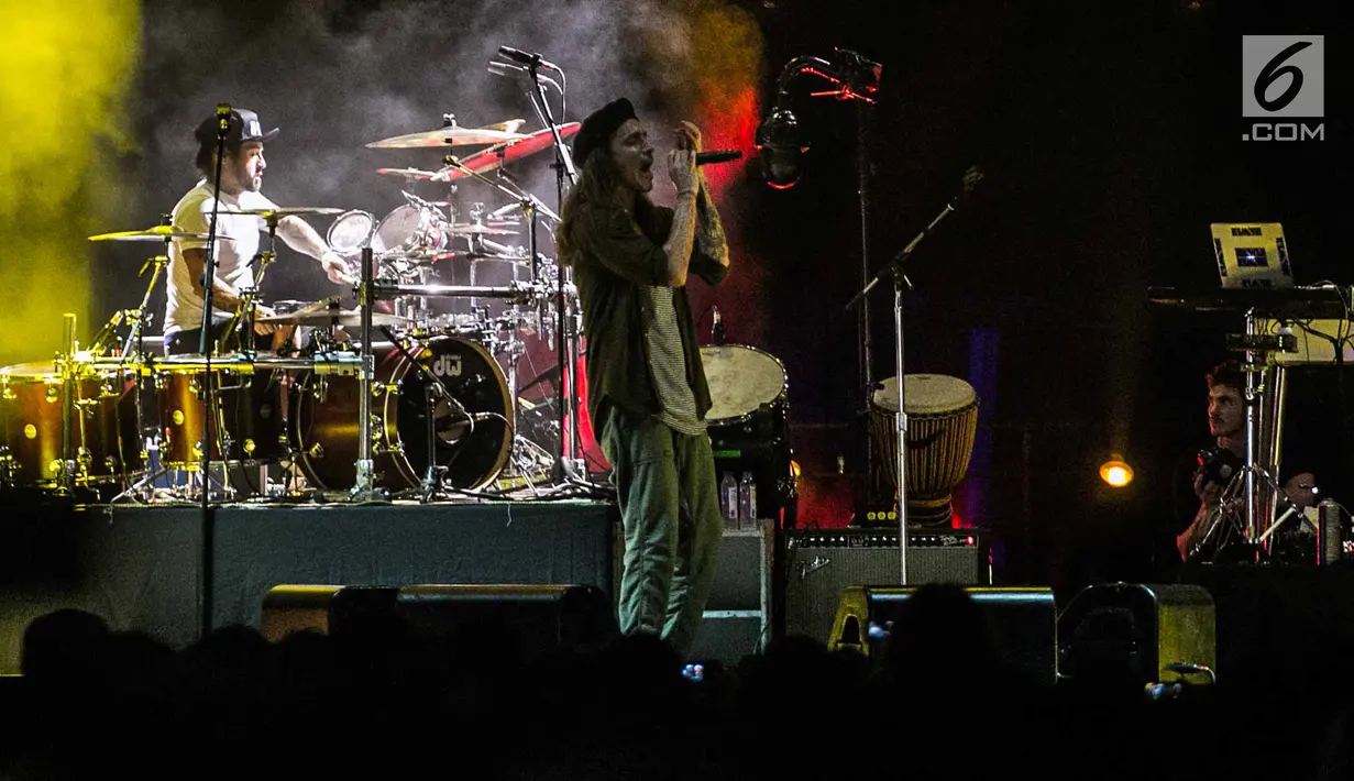 Aksi panggung vokalis Incubus, Brandon Boyd saat bernyanyi dalam konser di Jakarta, Rabu (7/2). (Liputan6.com/Faizal Fanani)