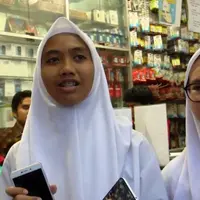 Inilah cerita bahagia Dini, pelajar di Depok yang HP-nya dilindas mobil presiden lalu dibelikan yang baru oleh Presiden Jokowi. (Screenshot Video Biro Pers, Media, dan Informasi)