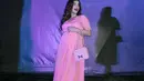 Chic serba pink, kali ini Tasya Farasya tampil manis mengenakan dress berwarna pink yang dipadukan dengan sling bag Hermes warna senada dan pointed flat shoes nuansa merah-pink. (Instagram/tasyafarasya).
