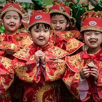 Sejumlah bocah berdandan untuk merayakan Tahun baru Imlek di Hongkong. (shanghaiist.com)