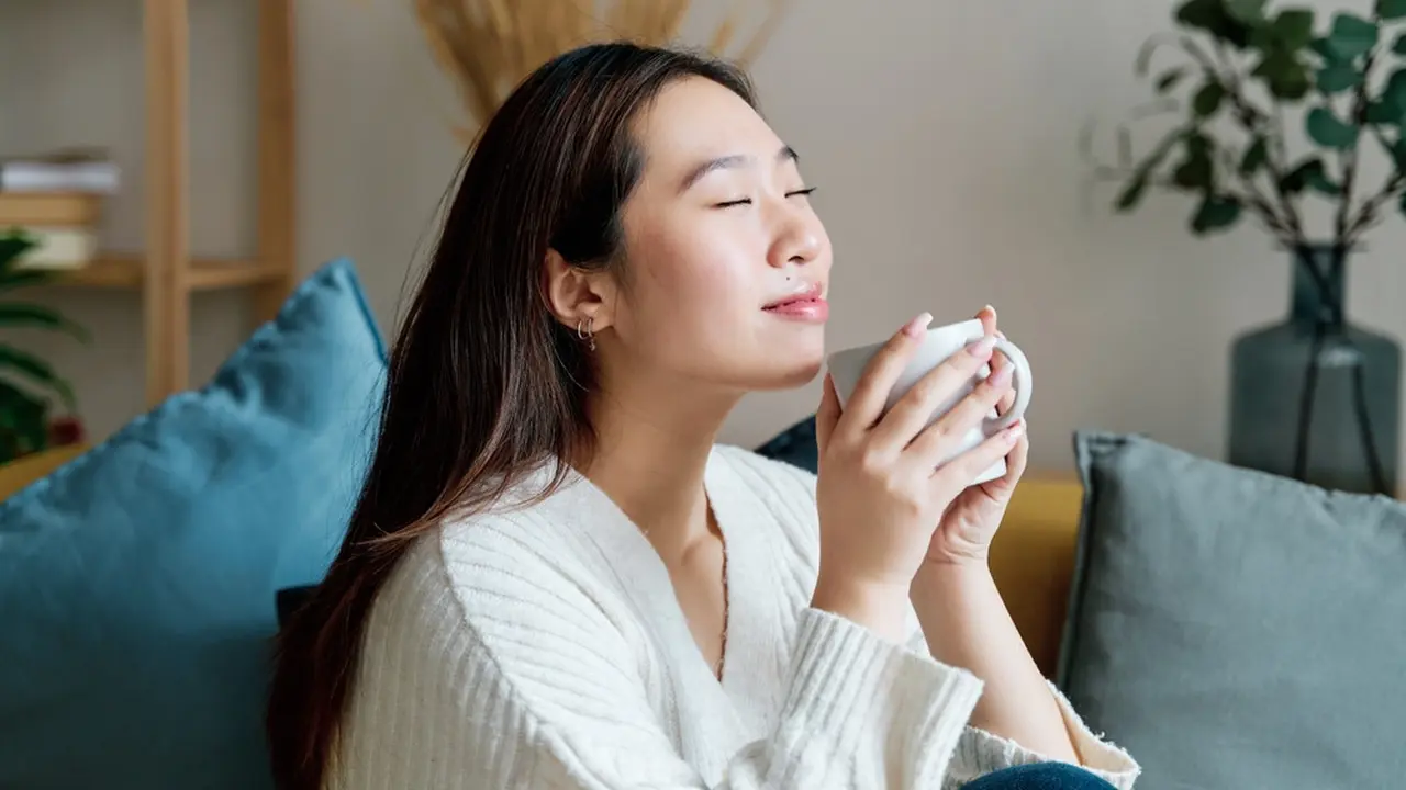 bahagia tenang tersenyum damai minum kopi bersyukur