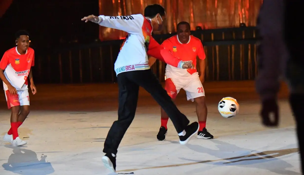 Presiden Joko Widodo bermain bola dengan sejumlah pengisi acara saat Upacara Pembukaan PON Papua di Stadion Lukas Enembe, Kompleks Olahraga Kampung Harapan, Distrik Sentani Timur, Kabupaten Jayapura, Papua, Sabtu (2/10/2021). (Foto:Tangkapan Layar YouTube Sekretariat Presiden)