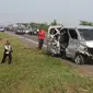 Sebuah mobil Grand max ditarik derek mobil akibat kecelakaan tunggal yang terjadi di KM 152 Tol Cipali, Jawa Barat, Minggu (10/6). Pada kecelakaan tunggal, 8 penumpang menderita luka-luka.  (Liputan6.com/Arya Manggala) 