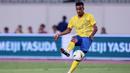 Gelandang Al Nassr, Abdulrahman Ghareeb melepaskan tendangan yang menghasilkan gol ke gawang Inter Milan pada laga pramusim 2023/2024 di Nagai Stadium, Osaka, Jepang, Kamis (27/7/2023) sore WIB. (AFP/Paul Miller)