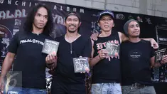 Grup band Slank memperlihatkan album terbaru mereka bertajuk "Palalopeyank"Jakarta, Selasa (7/2). Pada album baru tersebut berisikan 12 lagu diantaranya NgeRock, Terlalu Pahit, Rock n' roll Terus dan Palalopeyank.(Liputan6.com/Herman Zakharia)