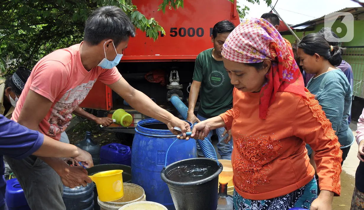 Sejumlah warga mengambil air bersih di kawasan Karangbahagia, Kabupaten Bekasi, Jawa Barat, Selasa (7/9/2021). Pemerintah Kabupaten Bekasi mendistribusikan air bersih kepada warga yang tinggal di pinggiran Kali Cilemahabang. (Liputan6.com/Herman Zakharia)