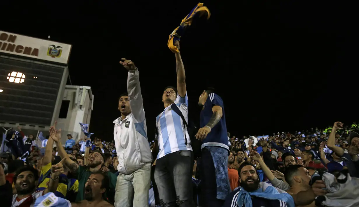 Suporter Argentina merayakan keberhasilan lolos ke Piala Dunia 2018 usai mengalahkan Ekuador di Stadion Olimpico Atahualpa, Quito, Selasa (10/10/2017). Sempat tertinggal, Argentina akhirnya menang 3-1 atas Ekuador. (AP/Dolores Ochoa)