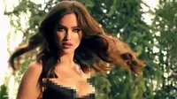 Hmm, Kekasih Ronaldo Tampil Nyaris Bugil di Sebuah Iklan
