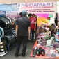 Ragam aksesoris motor trail dan supermoto dari Roda Mart Motor Shop di ajang Burtor 2017. (Herdi Muhardi)