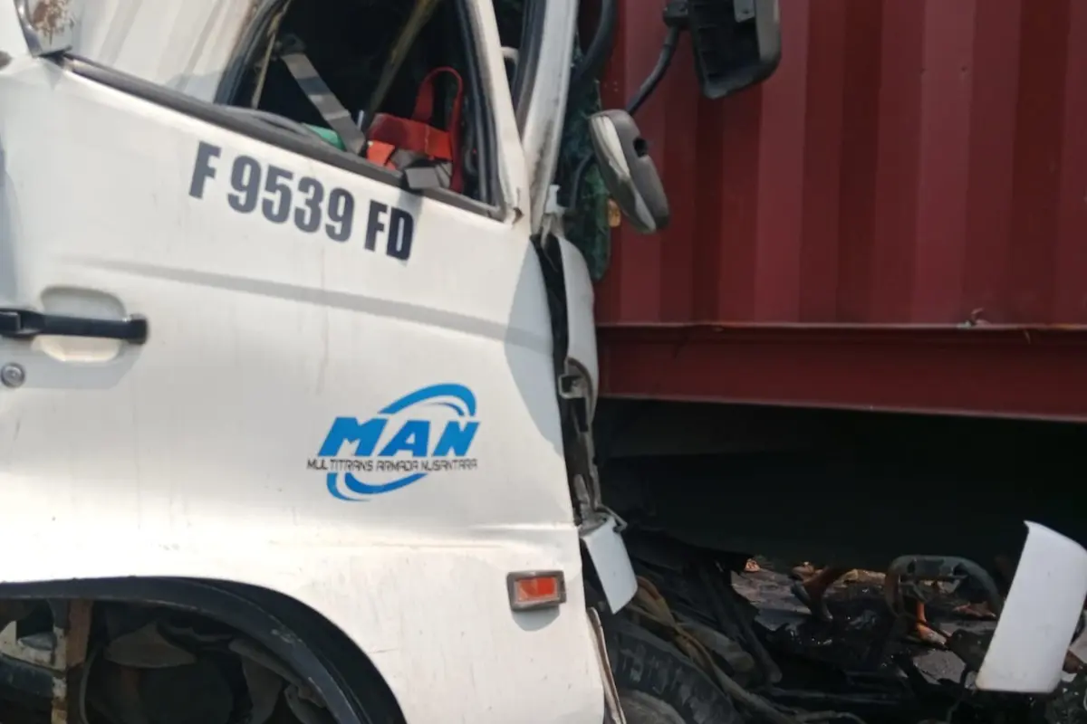 Kecelakaan beruntun yang melibatkan enam kendaraan terjadi di ruas Tol Jakarta Outer Ring Road (JORR) Kilometer 54+600 arah Cakung.