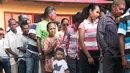 Seorang anak terlihat dalam antrean warga Timor Leste yang akan menggunakan hak pilih mereka di tempat pemungutan suara (TPS) yang berada di Dili, Senin (20/3). Sedikitnya 1,2 juta warga akan memilih presiden baru Timor Leste. (Valentino DARIEL SOUSA/AFP)