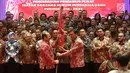 Menko Polhukam Wiranto memberikan bendera ke Ketua Umum Ikatan Sarjana Hukum Indonesia (ISHI) Amzulian Rifai saat pelantikan di Kemenkumham, Jakarta, Senin (30/7). Acara ini dalam rangka Pengukuhan PP ISHI 2018-2023. (Liputan6.com/Herman Zakharia)