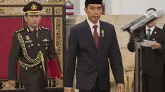 Di tengah memanasnya hubungan antara KPK dan Polri, Presiden Joko Widodo atau Jokowi menuliskan sebuah status di Facebook-nya yang bertuliskan "Suro Diro Jayaningrat Lebur Dening Pangastuti.